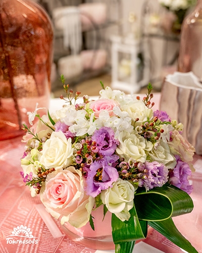 Bouquet de mariée pastel présenté par la fleuristerie Tournesols au salon du mariage de Charleroi 2026.